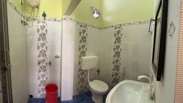 Kamar Double Deluks | Kamar mandi | Handuk, sabun, sampo, dan tisu toilet