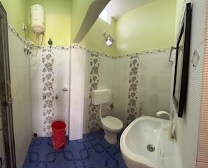 Kamar Double Deluks | Kamar mandi | Handuk, sabun, sampo, dan tisu toilet