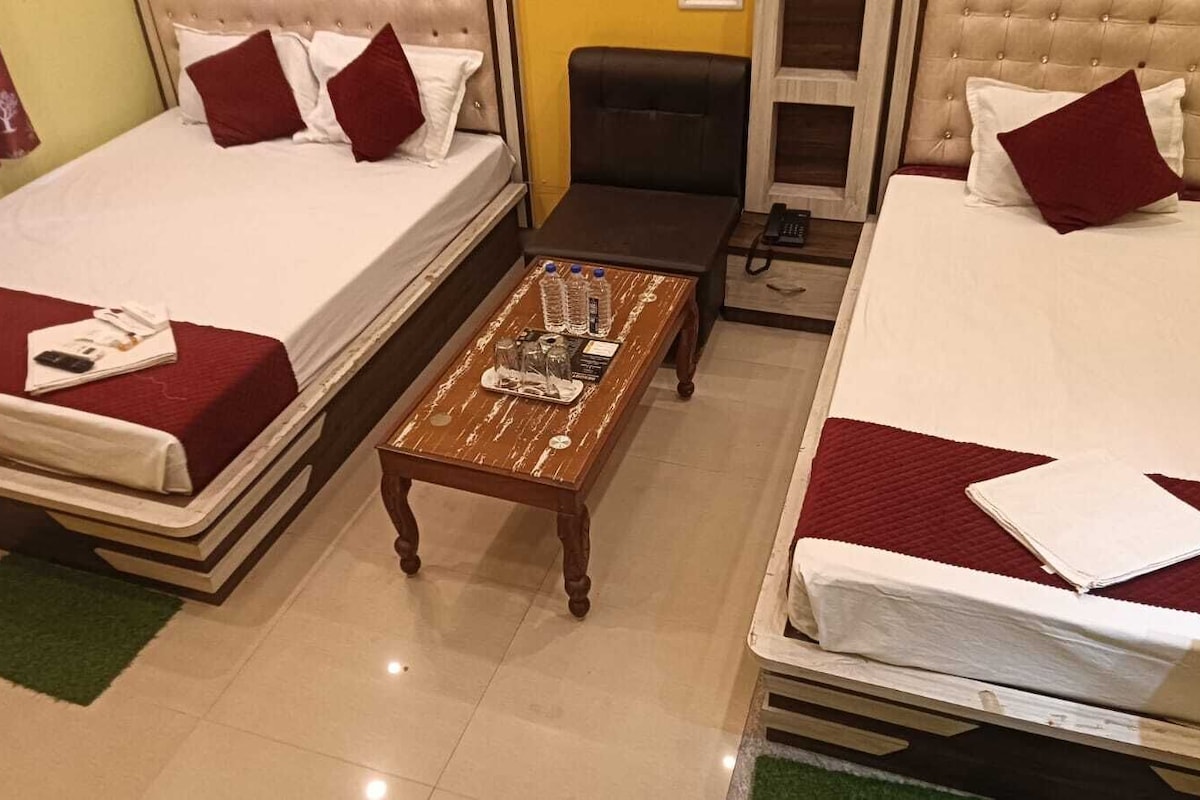 Habitación triple, vistas a la ciudad | Ropa de cama de alta calidad, escritorio, ropa de cama