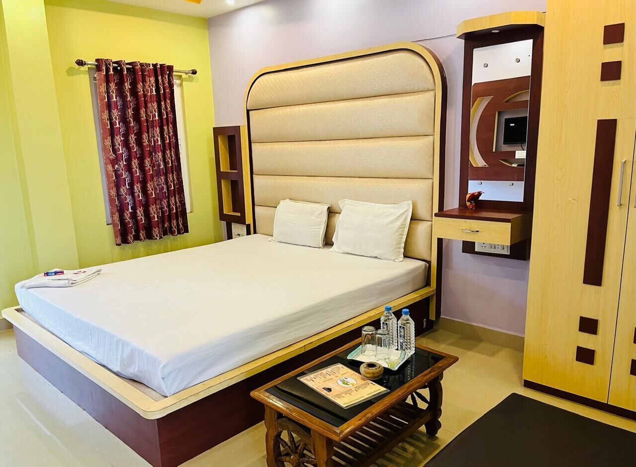 Deluxe Double Room | Premium bedding, desk, bed sheets