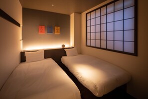 A hotel room with two beds, a wall-mounted clock, and a shoji screen window. - Konjaku-so Osaka Dotonbori - Bookstore - (大阪市中央区道頓堀１丁目東)