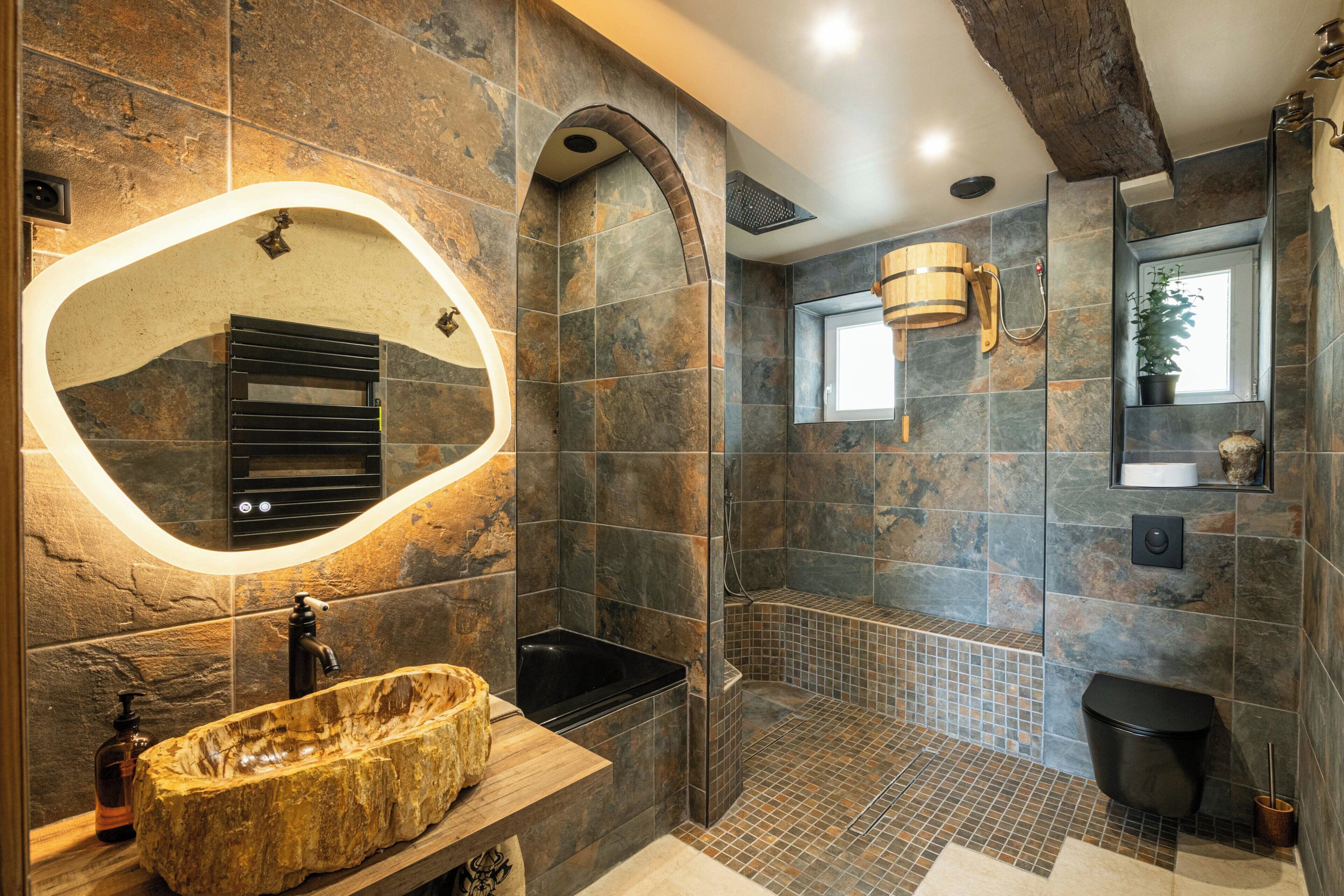 Jetted tub, hair dryer, towels, soap