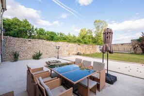 Outdoor dining - Immersive Medieval Cottage - Private wellness area (Soisy-Bouy)