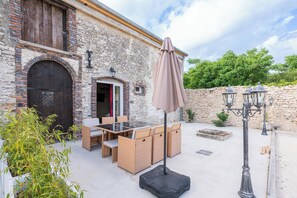 Outdoor dining - Immersive Medieval Cottage - Private wellness area (Soisy-Bouy)
