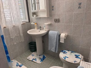 Shower, towels, soap, toilet paper - Between sea and sky Ponza - Apartment with Shuttle (Ponza)