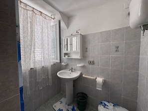 Shower, towels, soap, toilet paper - Between sea and sky Ponza - Apartment with Shuttle (Ponza)