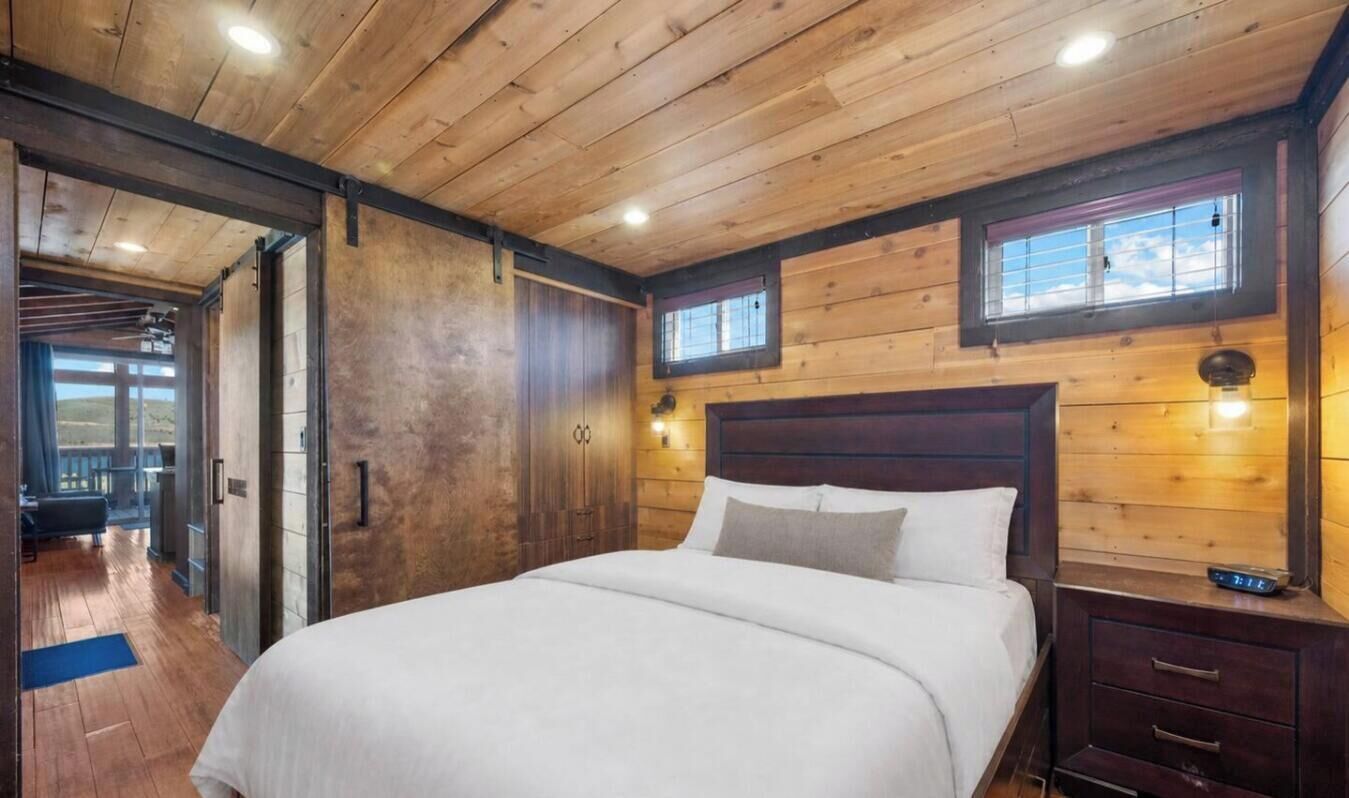 1 bedroom, bed sheets