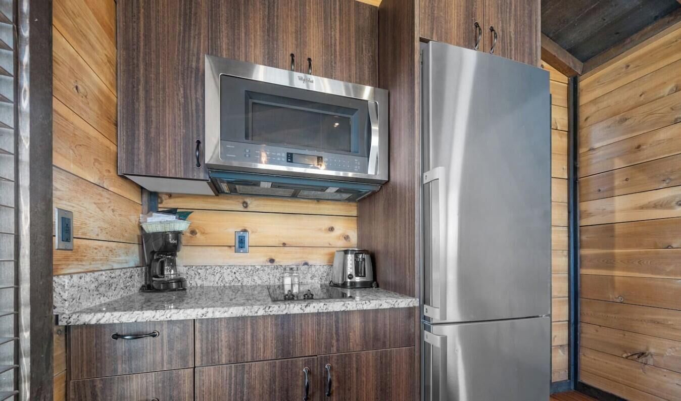 Coffee/tea maker, fridge, microwave, stovetop