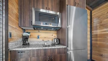 Coffee/tea maker, fridge, microwave, stovetop