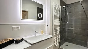 Comfort-Apartment, Nichtraucher, Stadtblick | Badezimmer | Dusche, Haartrockner, Handtücher, Seife