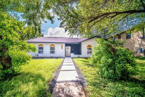 Exterior - Modern on Rio - Northeast Austin Home (Austin)