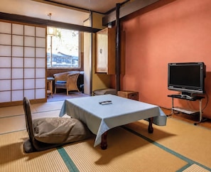 基础客房, 河景 | 起居区
