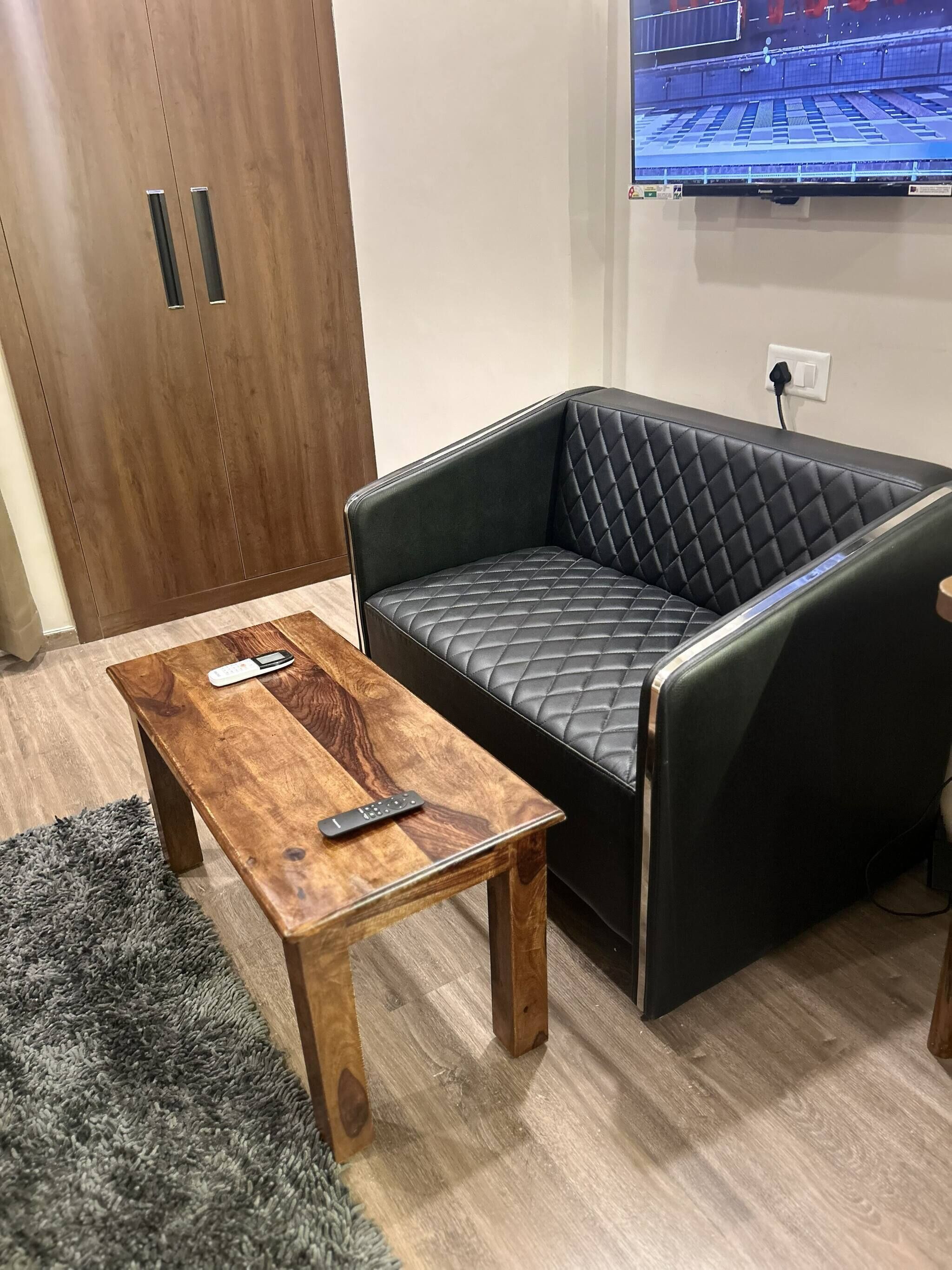 Apartment, 1 Bedroom, Smoking, Balcony | Living area | Books