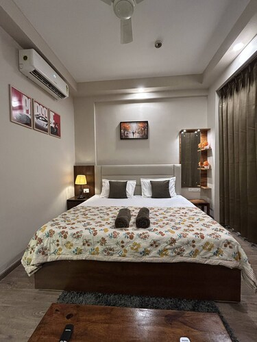 Luxury Stay for Solo Couple Triple Near Pari Chowk Expo Mart for up 4 Guests
