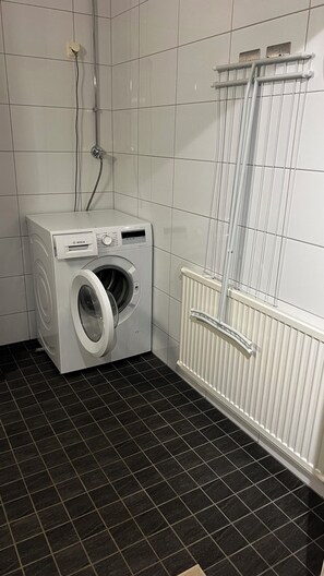 Sèche-cheveux, bidet, serviettes fournies, savon