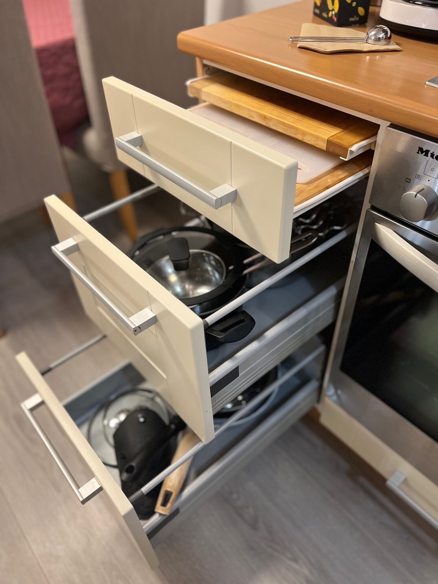 Keittiössä on sisäänrakennettu uuni, mikroaaltouuni ja vetolaatikostolla varustettu työtaso, jonka päällä on leikkuulauta.