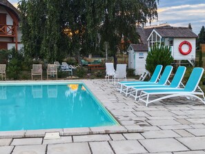A swimming pool with lounge chairs and a lifebuoy. - Spacious 3-bedroom apartment in tranquil Cserszegtomaj, Balaton view, pool, AC (Cserszegtomaj)