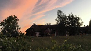 Una casa con un amplio patio delantero y un cielo despejado.