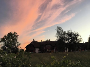 Ein Haus mit einem großen Vorgarten und blauem Himmel.