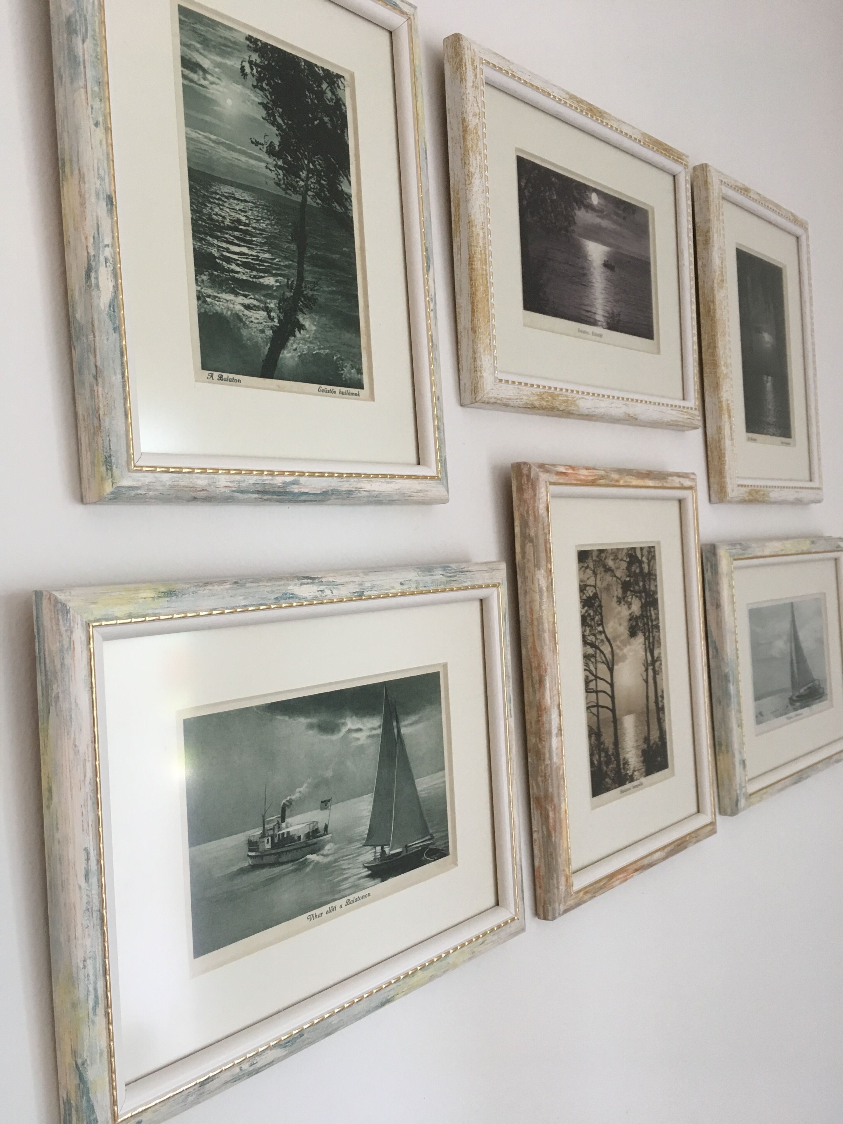 Un muro con sei fotografie incorniciate.