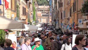 A crowded street with buildings on either side, outdoor seating areas, and a pedestrian area sign. - Cozy Vatican Studio – Steps from St. Peter's (Roma)