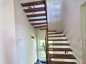 Eine Treppe mit Holzbodenstufen und einem Metallgeländer.