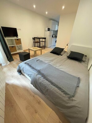 Bügeleisen/Bügelbrett, Reisekinderbett, kostenloses WLAN, Bettwäsche