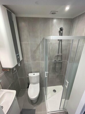 Dusche, Haartrockner, Handtücher, Seife