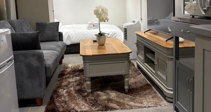 Guesthouse Sleeps 2 With Parking