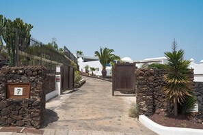 Property grounds - Villa Laderas in Playa Blanca, with pool and sea views. (Playa Blanca)