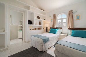 4 bedrooms, iron/ironing board, WiFi, bed sheets - Villa Laderas in Playa Blanca, with pool and sea views. (Playa Blanca)