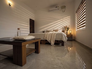 Room - ​4-Min Walk to Beach, Private AC Room with Terrace (Trivandrum)