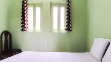 Basic Double Room, 1 Double Bed, Non Smoking, Housekeeping | Bathroom | Towels