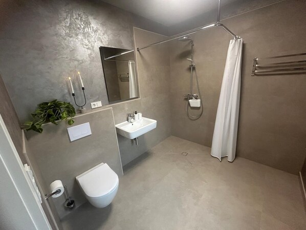Haartrockner, Handtücher, Seife, Toilettenpapier