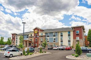Exterior - 4 Efficient Rooms | Pets Allowed | 6.3 Mi to Pearson Air Museum (Vancouver)