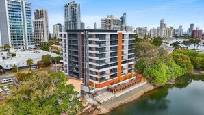 Exterior - Riverfront 2BR | Pool + Gym | Surfers (Surfers Paradise)