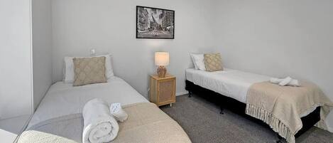 2 habitaciones, tabla de planchar con plancha, wifi y ropa de cama