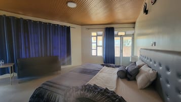 Nhà gỗ cơ bản, sân hiên, quang cảnh hồ | Bàn