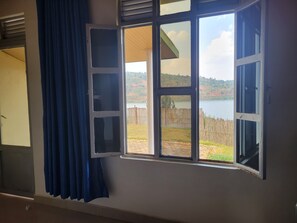 Chalet básico, patio, vista al lago | Escritorio 