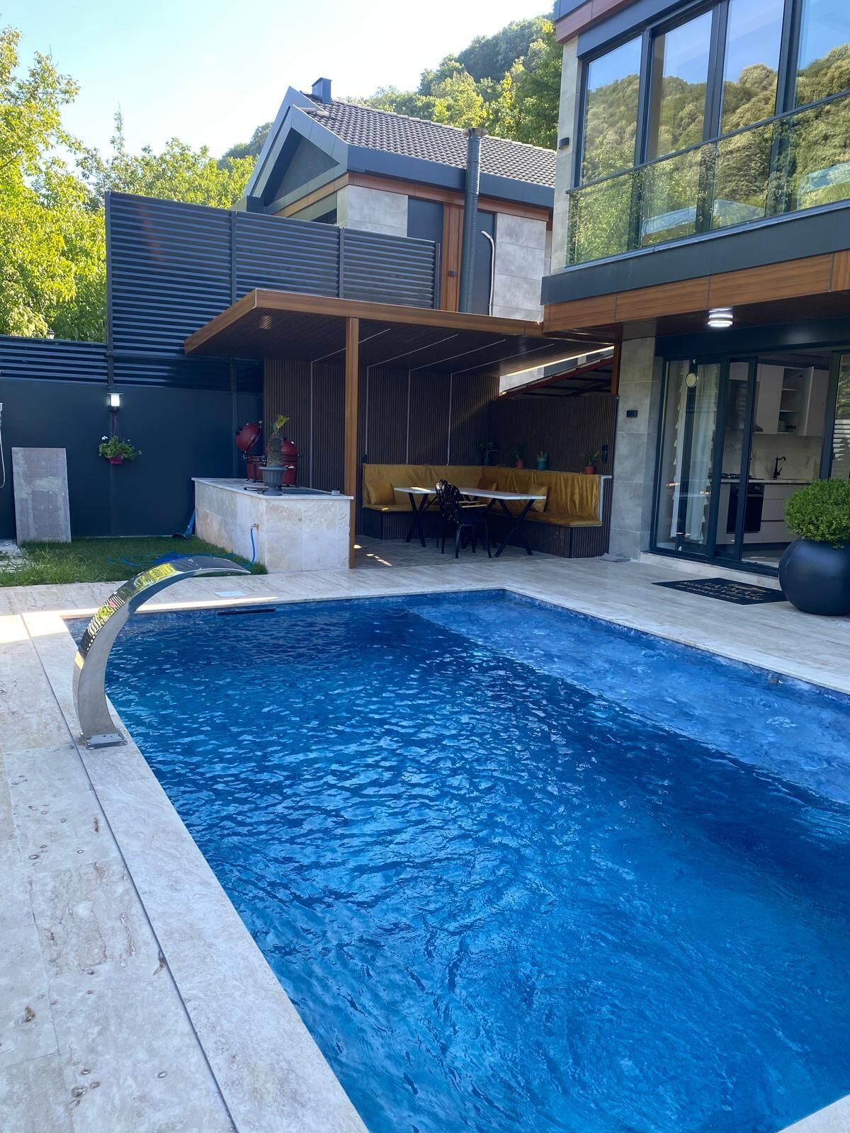 Villa Deluxe, balcón, vista al lago | Alberca | Alberca al aire libre 