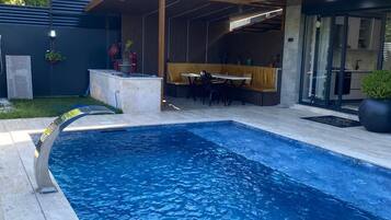 Villa Deluxe, balcón, vista al lago | Alberca | Alberca al aire libre