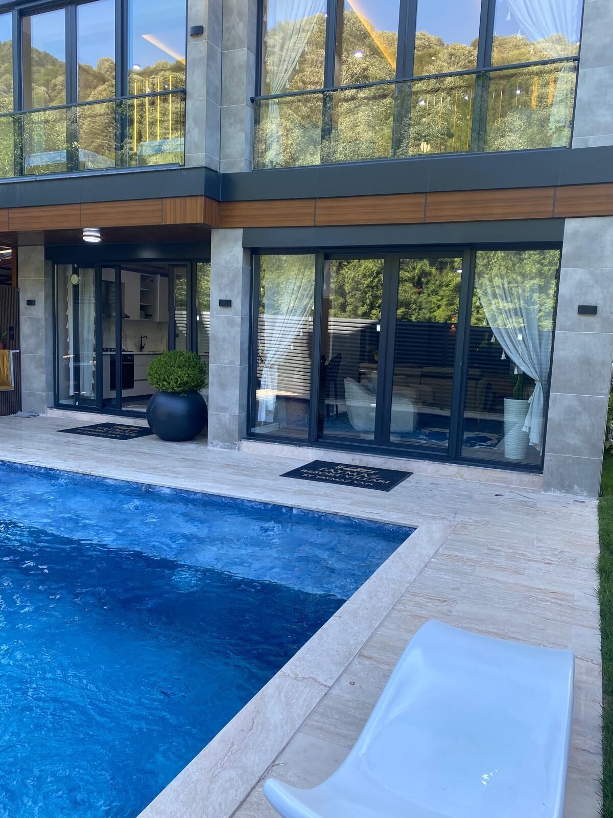 Villa Deluxe, balcón, vista al lago | Alberca | Alberca al aire libre 