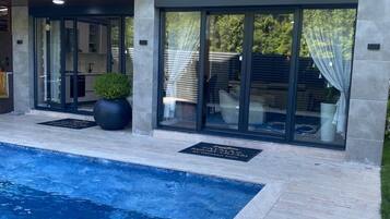 Villa Deluxe, balcón, vista al lago | Alberca | Alberca al aire libre