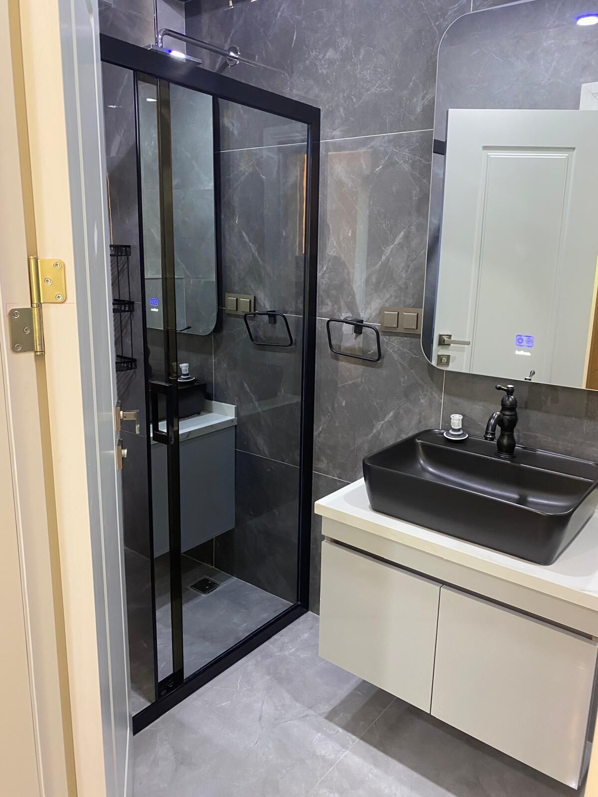 Regadera, amenidades de baño gratuitas, secadora de cabello, pantuflas 