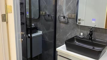 Regadera, amenidades de baño gratuitas, secadora de cabello, pantuflas
