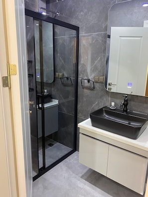 Regadera, amenidades de baño gratuitas, secadora de cabello, pantuflas 