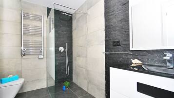 Dusche, Haartrockner, Handtücher