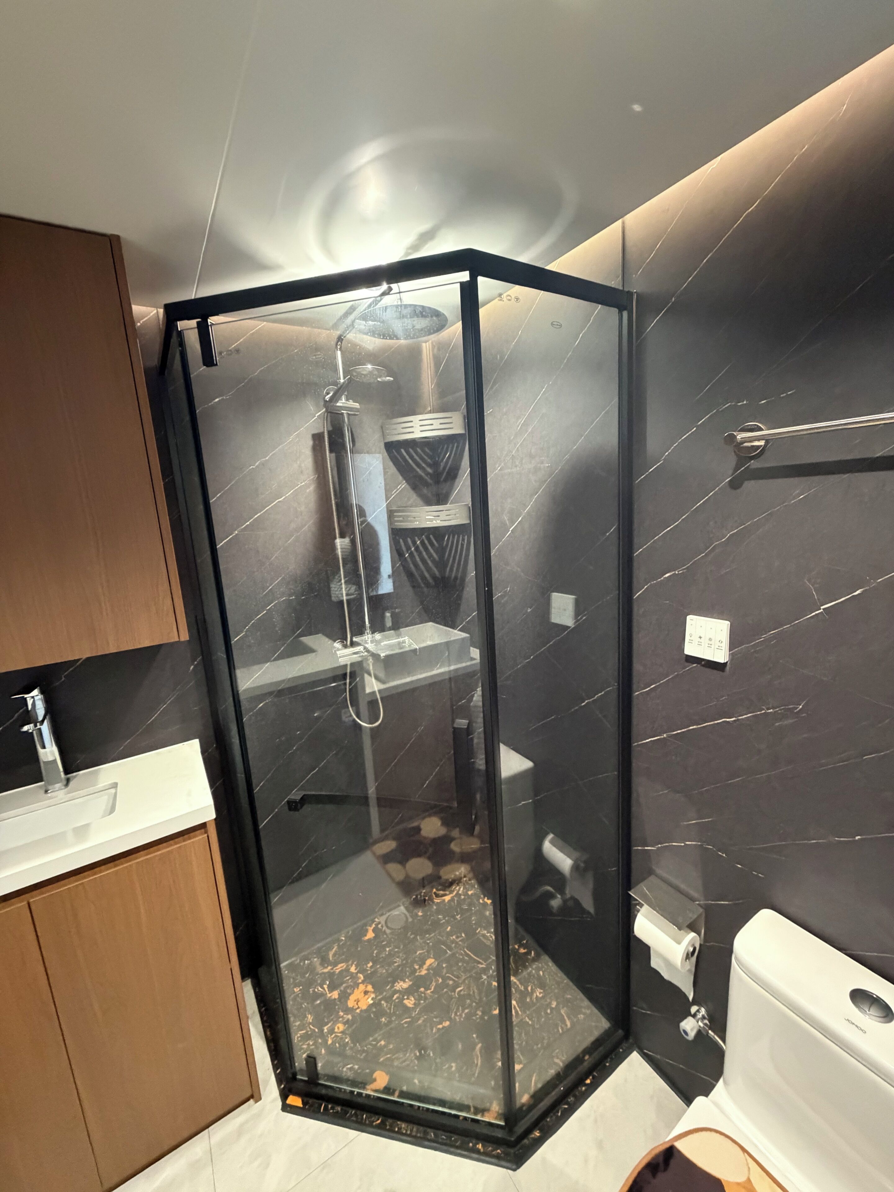 Dusche, Haartrockner, Handtücher, Seife