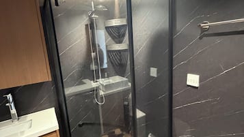 Dusche, Haartrockner, Handtücher, Seife