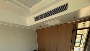 Ein Hotelzimmer mit einem großen Bett, einem Holzschrank und Blick ins Freie.